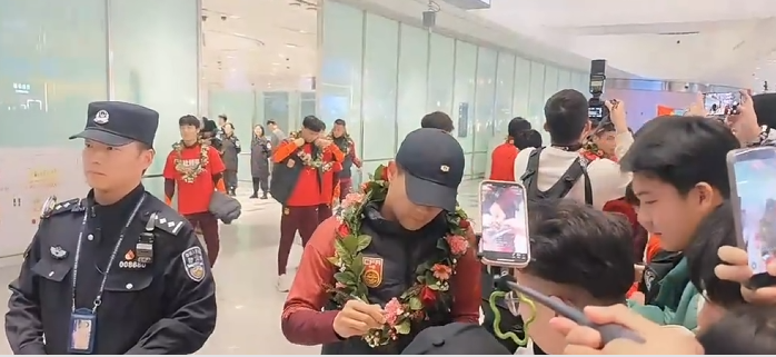 开云APP-U23国足载誉而归！上千球迷接机，李昊最受欢迎，球迷兴奋欢呼