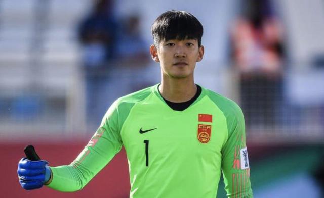 开云官网-沪媒:海港3国脚连夜返沪 参加国足集训备战40强赛